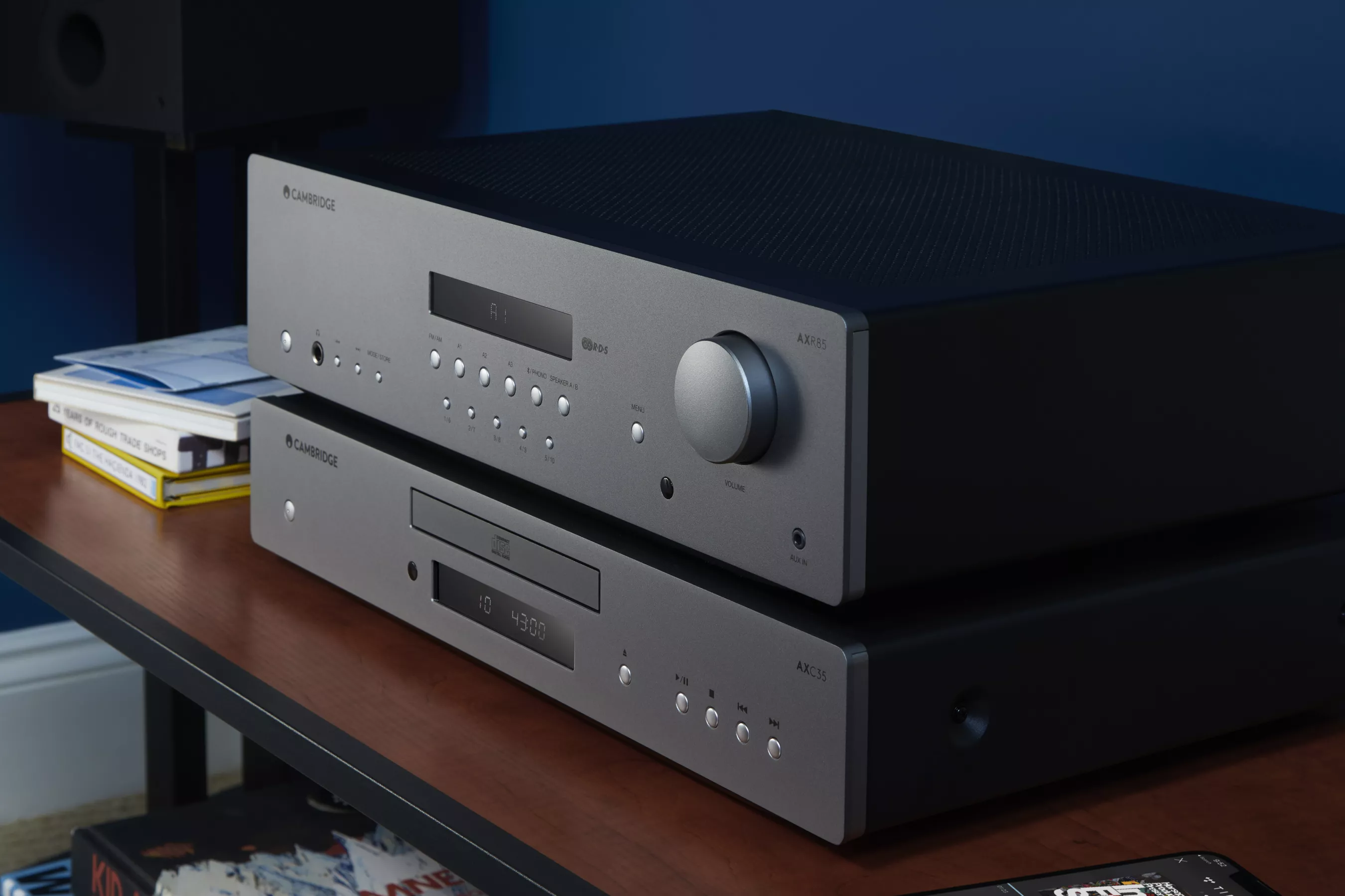 木製シェルフに設置されたCambridge Audio AXR85ステレオレシーバーとAXC35 CDプレーヤー